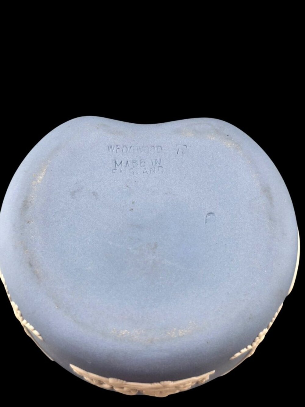 Wedgewood Blue Cupid Oracle Relief Kidney-Shaped Trinket Box - Picture 9 of 12